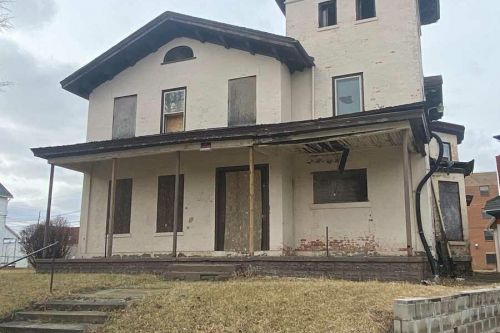 833 Huron
